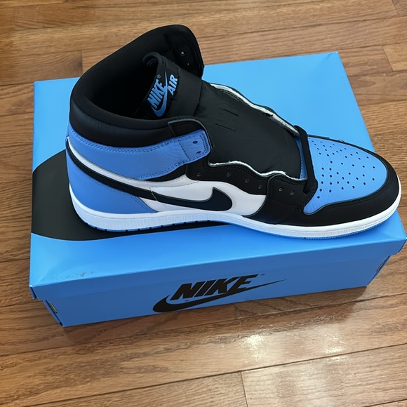 Jordan 1 UNC Sz 13 - Picture 3 of 4